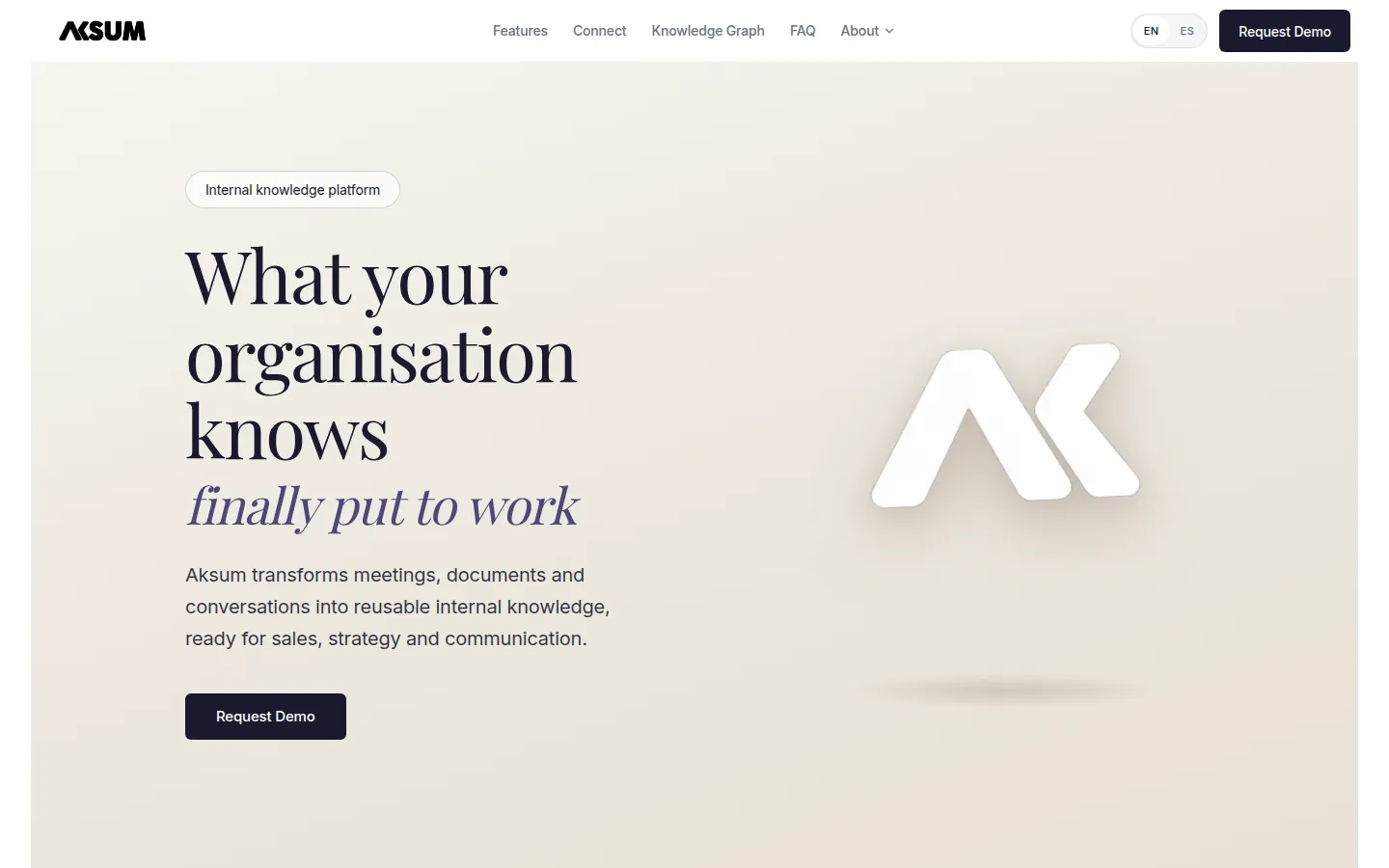 Portada de aksum.ai con el titular «What your organisation knows, finally put to work» y el símbolo de Aksum