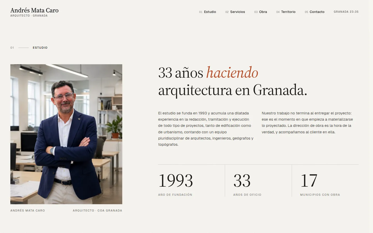 Sección del estudio con el retrato de Andrés Mata Caro y el titular «33 años haciendo arquitectura en Granada»